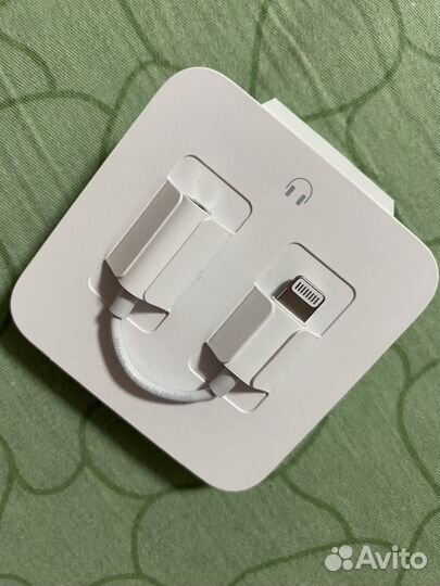 Продам наушники на айфон оригинал новые