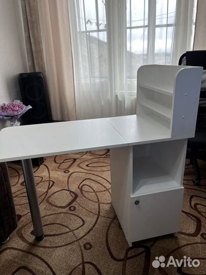 Маникюрный столик