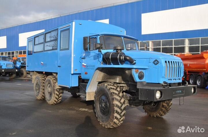 Водитель вахтового автобуса