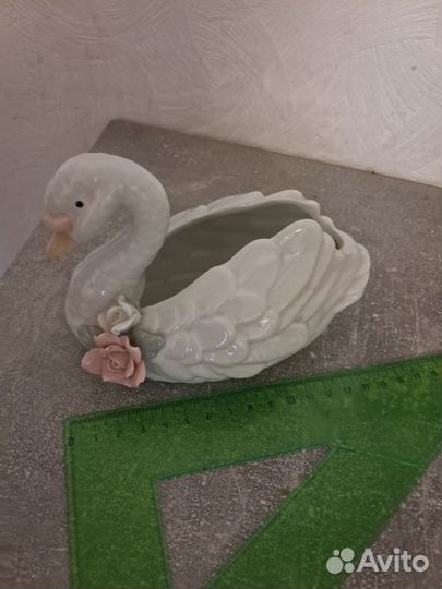 Фарфоровые статуэтки лебеди