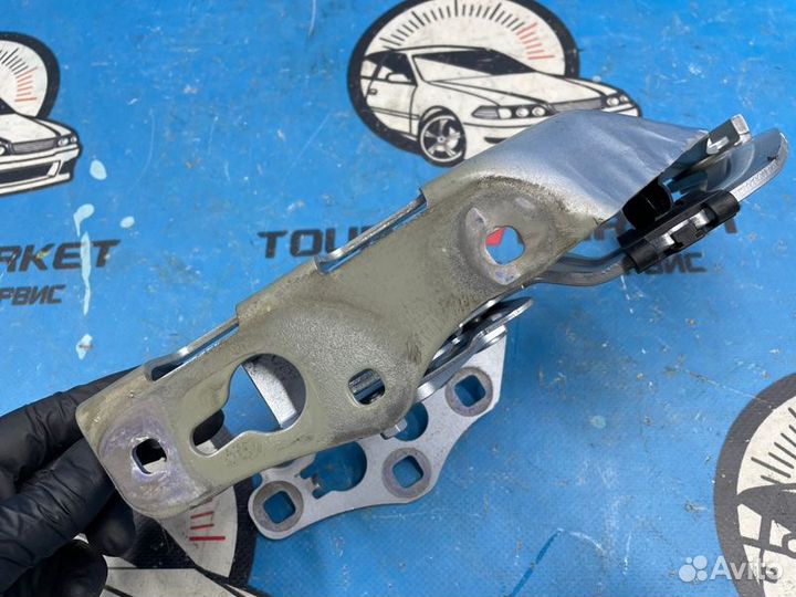 Петля капота передняя левая Mercedes-Benz C-Class