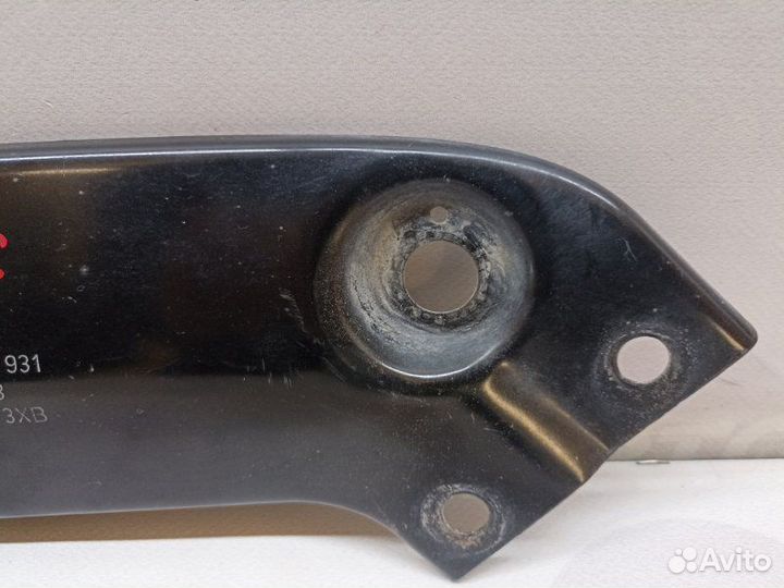 Кронштейн передний левый Volkswagen Jetta A6 cfna