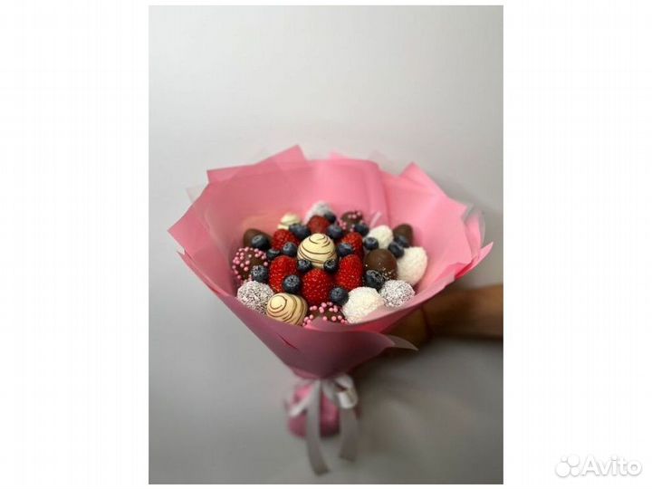 Цветы с клубникой в бельгийском шоколаде KLN-7211