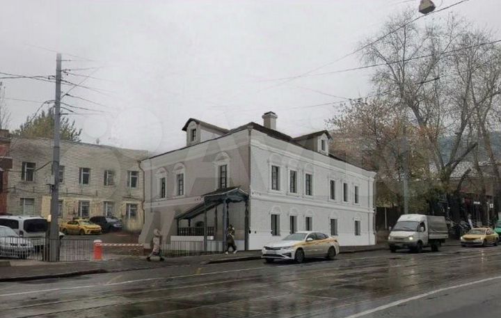 Здание, 305 м²