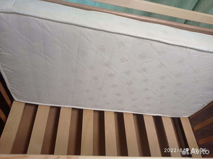 Детская кровать с поперечным маятником