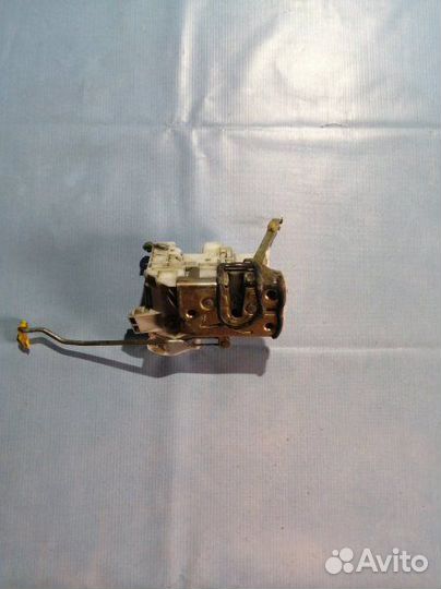 Замок двери Toyota Avensis (T220) I (1997–2001)