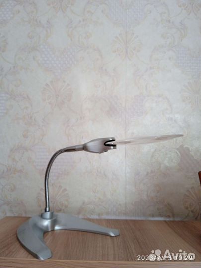 Увеличительное стекло на подставке