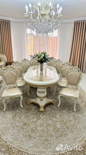 Стол и стулья в гостиную. В наличии