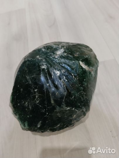 Царский стеклянный зелёный камень