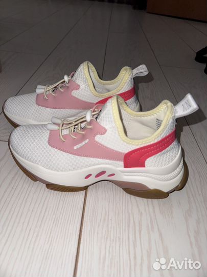 Кроссовки женские