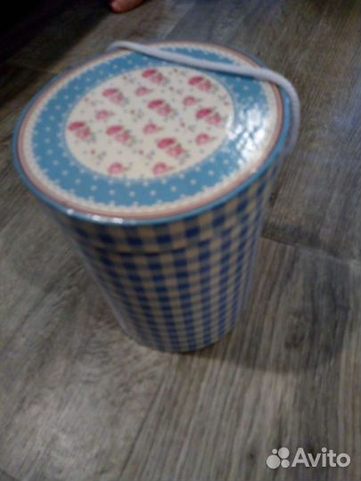 Новый набор чашек и блюдцев в коробочке