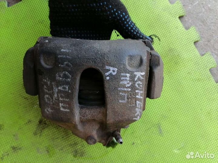 Суппорт передний правый Форд Торнео Коннект