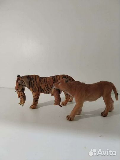 Фигурки тигра и львицы