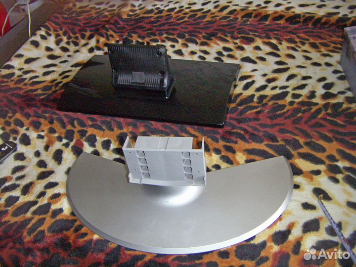 Штатная подставка под телевизор