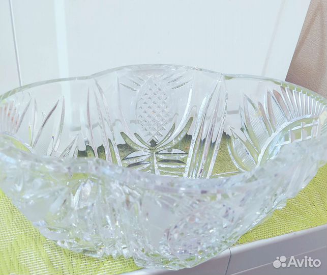 Продам хрустальную конфетницу