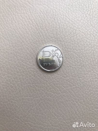 Монета 1 рубль брак на кромке