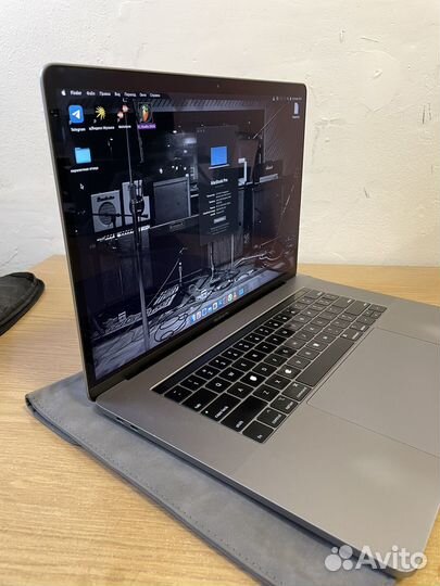 Apple macbook pro 15 2019 i7 /16 GB touchbar