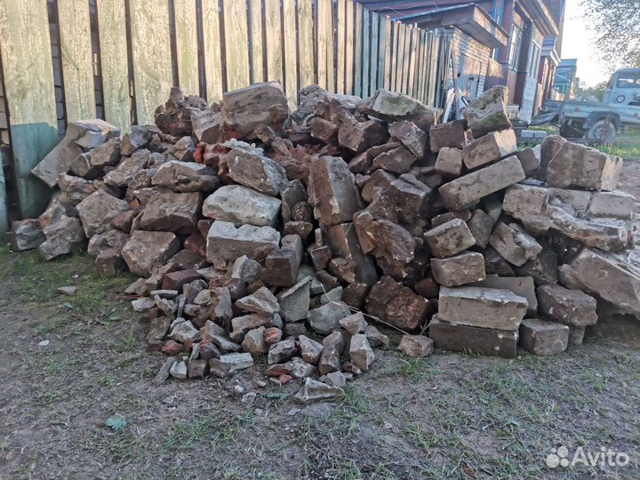 Отдам бой крупных кирпича и камней бесплатно