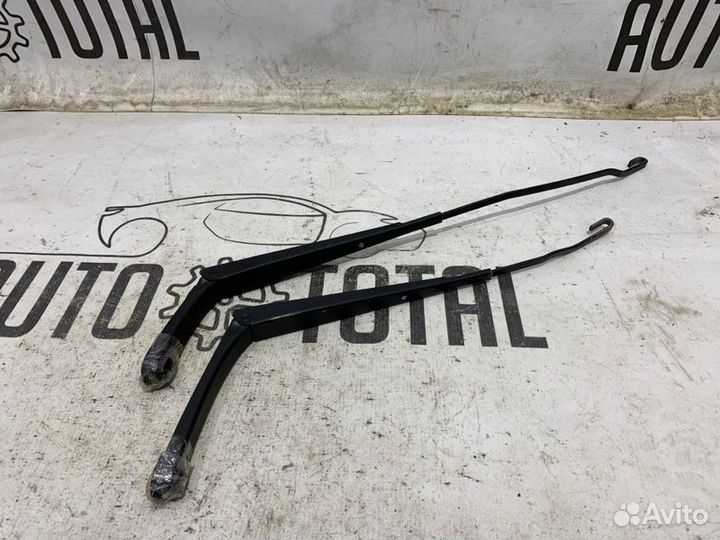 Поводок стеклоочистителя правый Volkswagen Polo