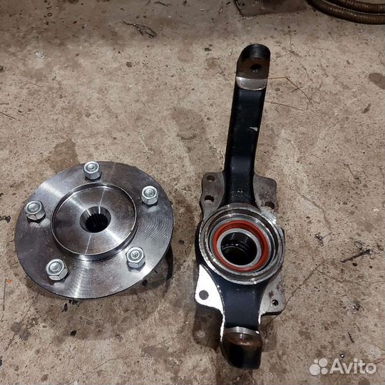 Кулак поворотный с регулир.подшипниками на ниву