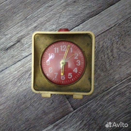 Будильник механический СССР
