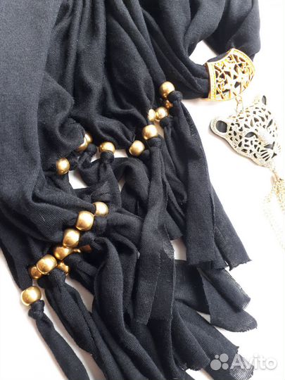 Шарф с подвеской и кисточками