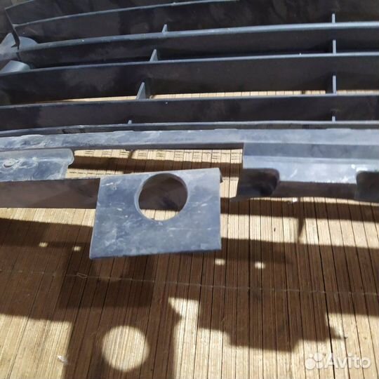 Решетка в бампер передняя Renault Logan 2 седан