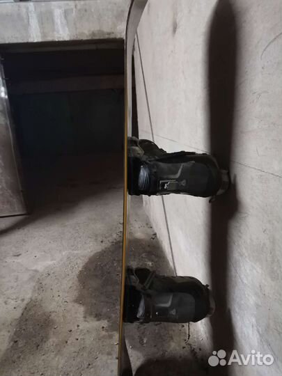 Сноуборд с креплениями и ботинками