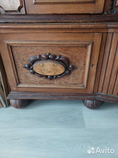 Старинный шкаф
