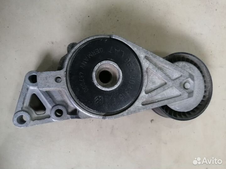 Ролик руч. ремня с кронштейном для VW Golf VI