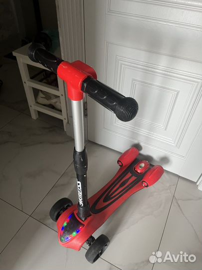 Трехколесный самокат с музыкой и подсветкой