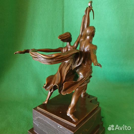 Бронзовая скульптура Рабочий и Колхозница