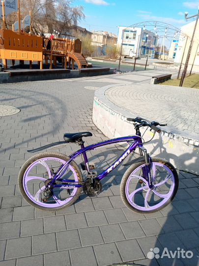 Классный велосипед. 8 скоростей, красивый цвет