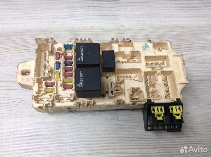 Блок предохранителей Mitsubishi Pajero/Montero Iii