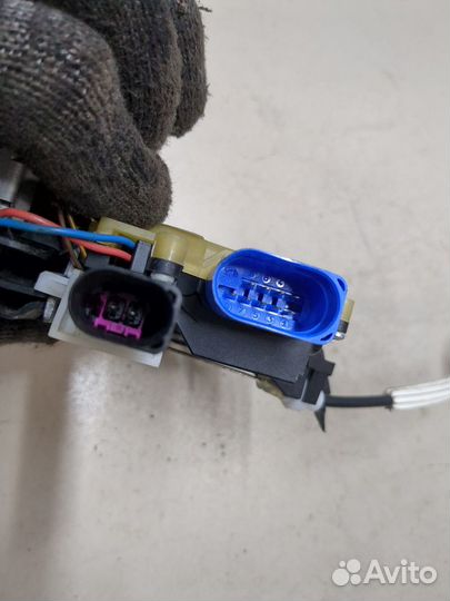 Замок двери правый передний Volkswagen Touareg