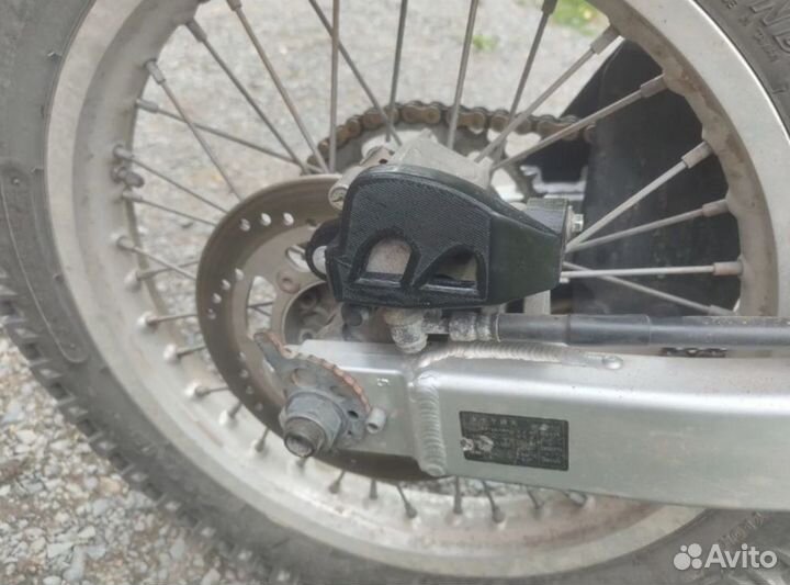 Защита заднего тормозного суппорта Кавасаки KLX250