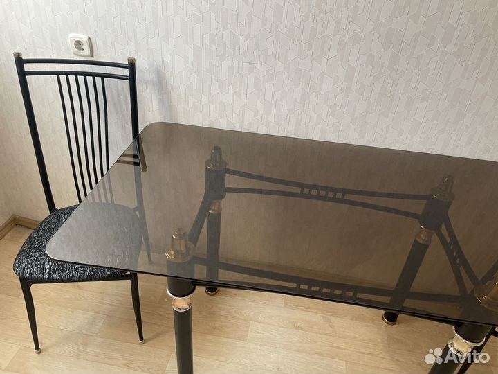 Стол со стульями