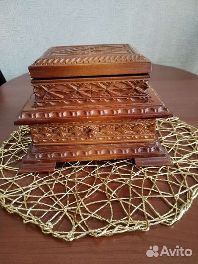 Деревянная шкатулка