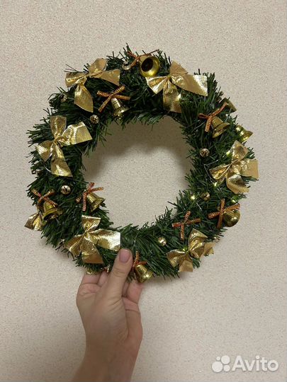 Новогодний венок светится