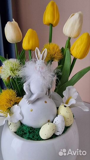 Кролик на яйце в кашпо