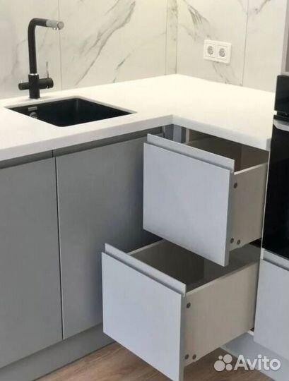 Прямой кухонный гарнитур с островом