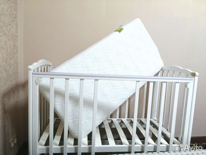 Детская кроватка с маятником 