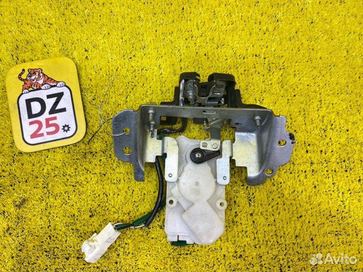 Замок стекла двери багажника задний Toyota Land 145202