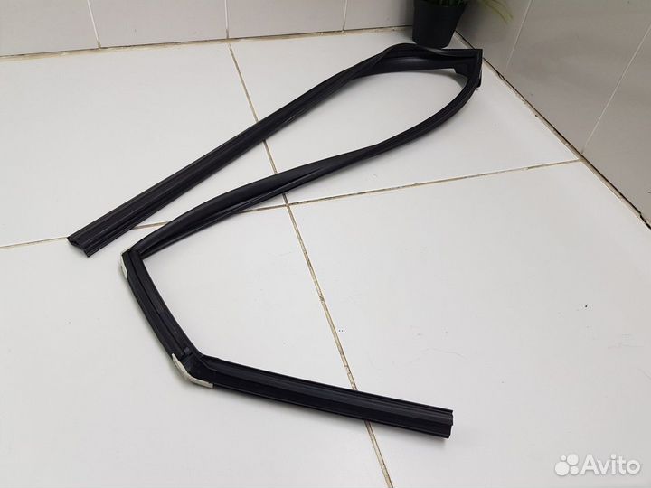 Уплотнитель стекла задний левый (Kia Seltos)