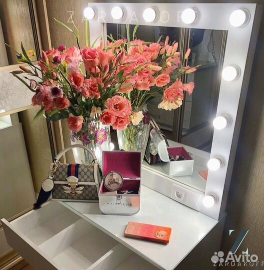 Гримерный стол и гримерное зеркало с подсветкой