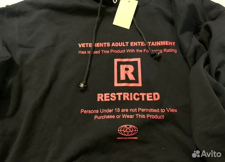 Vetements худи restricted на руках