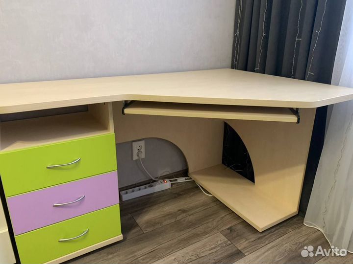 Угловой письменный стол с ящиками