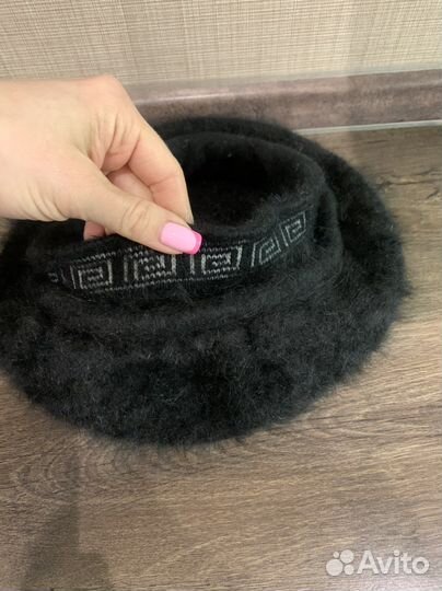 Три женские шапки