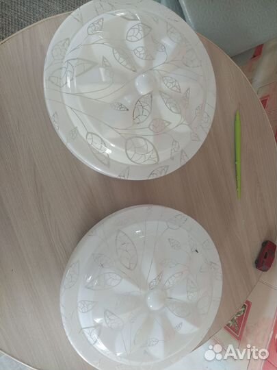 Продам два потолочных накладных светильника