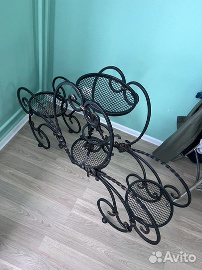 Кованая подставка для цветов